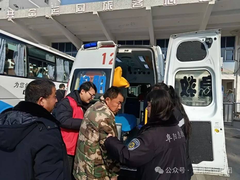 当旅客在车厢突发疾病……